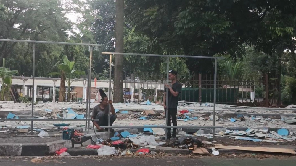 Pekerja memasang dinding setinggi 2 meter pasca pembongkaran Pasar Barito, Jakarta Selatan, Senin (27/10/2025). [FTNews.co.id/Selvianus Kopong Basar]